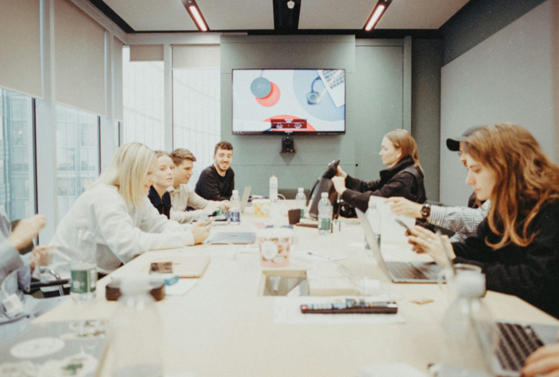 Eine Gruppe von Menschen sitzt um einen Konferenztisch